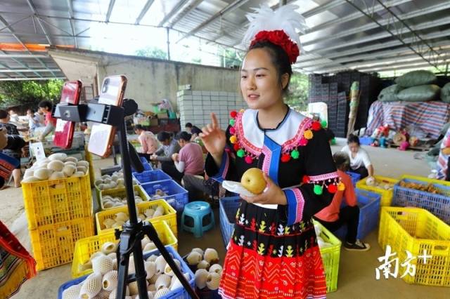 身著當(dāng)?shù)靥厣褡宸椀木W(wǎng)紅正在進(jìn)行帶貨直播。梁素雅 攝