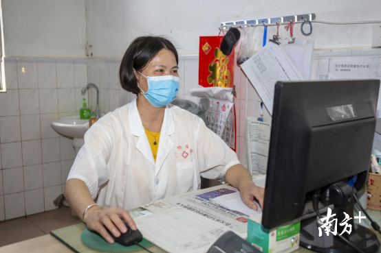 長(zhǎng)期從事基層醫(yī)療工作的成志芳。