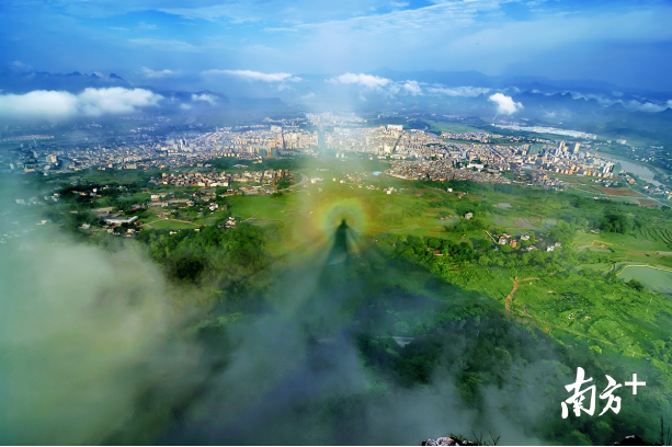 巾峰佛光。劉志成 攝