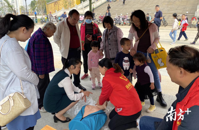 急救知識(shí)示范普及。