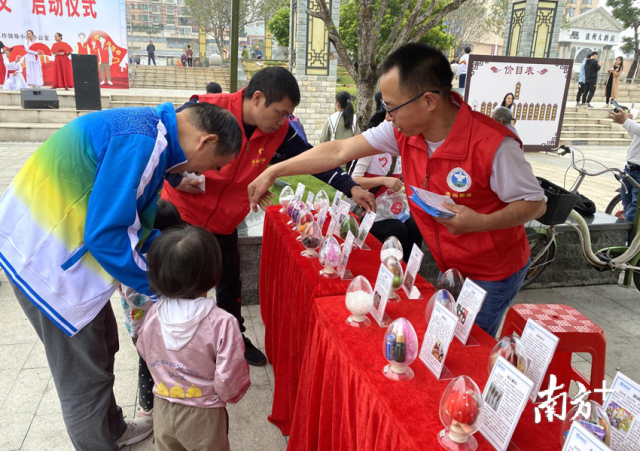 志愿者向群眾講解辨別毒品知識(shí)。