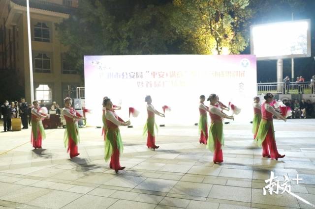 巡展特別增加了廣場舞表演賽內(nèi)容，吸引了近50支隊伍參加。段燦 攝