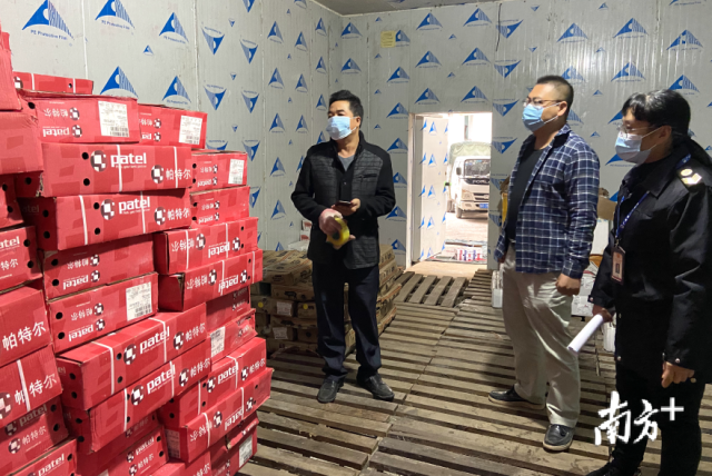 連州市市場監(jiān)督管理局局長吳飄揚對市區(qū)內儲存進口冷凍肉產品的冰庫進行監(jiān)督檢查。