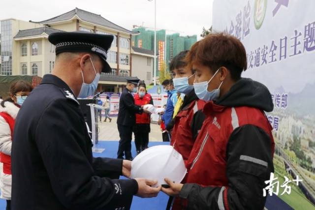 活動(dòng)現(xiàn)場(chǎng)還為快遞行業(yè)代表贈(zèng)送了有著安全保障的頭盔。段燦 攝