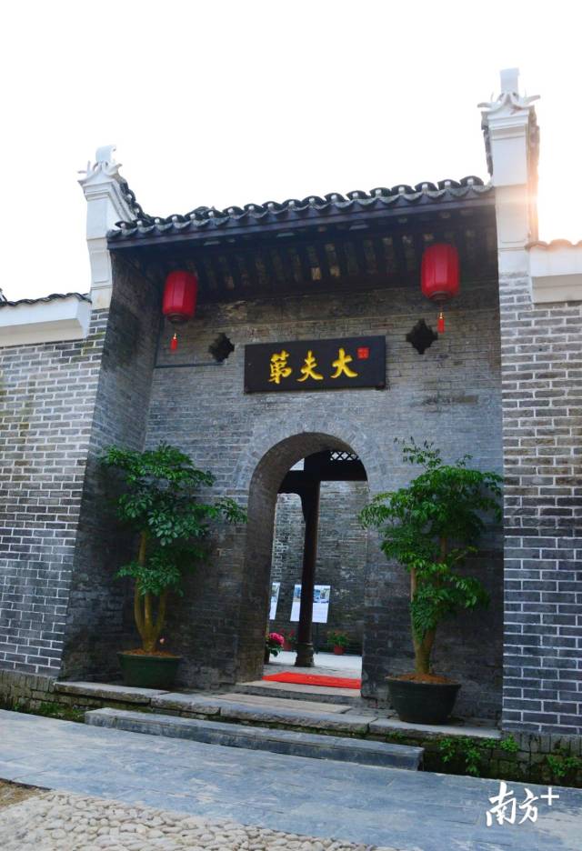 青磚藍(lán)瓦、重檐飛翹的“大夫第”民宿。黃津 攝