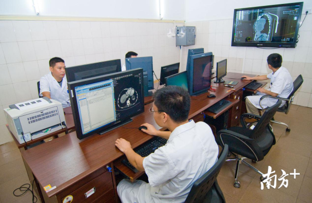 6個中心能讓鎮(zhèn)鄉(xiāng)的群眾實(shí)現(xiàn)在鎮(zhèn)衛(wèi)生院看病，一樣能享受到市區(qū)醫(yī)院的優(yōu)質(zhì)服務(wù)，實(shí)現(xiàn)讓數(shù)據(jù)多跑腿、群眾少跑腿。