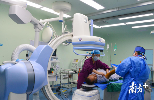 連州形成“基層檢查、基層收費(fèi)、上級診斷”就醫(yī)新格局，有效解決群眾“看病難、看病貴、看病遠(yuǎn)”難題。黃津 攝