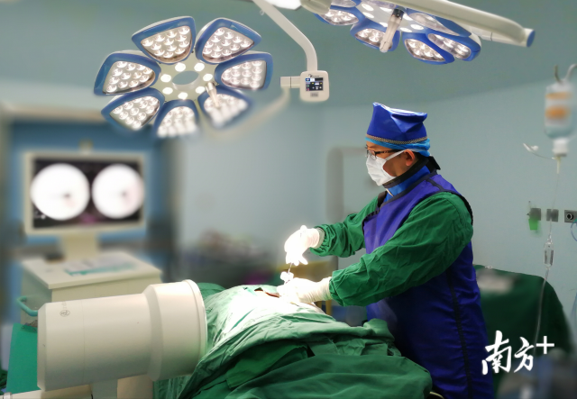 建立起了縣鎮(zhèn)村“一網(wǎng)化”區(qū)域分級診療平臺，切實(shí)解決群眾“看病難”。