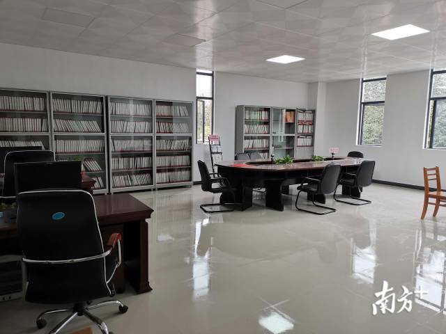 目前，連州市檔案館新館已建成使用，并已對(duì)外開(kāi)放社會(huì)查閱服務(wù)。