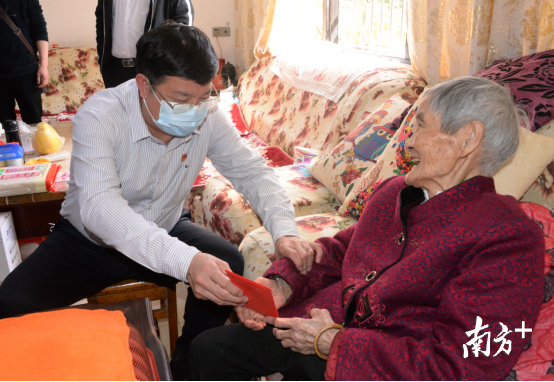 在黃廣珍家，唐慶衛(wèi)對老人噓寒問暖，送上慰問金，向老人拜個早年。黃津 攝