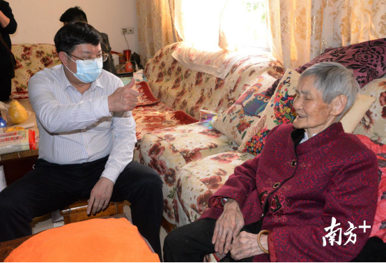 在百歲老人黃廣珍家，連州市長唐慶衛(wèi)豎起大拇指點(diǎn)贊老人。黃津 攝