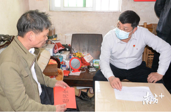 唐慶衛(wèi)希望黃貴標(biāo)，要叮囑小兒子讀好書來，爭取考上好的大學(xué)。黃津 攝