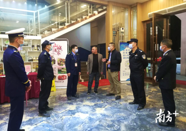 連州組建聯(lián)合檢查組對餐飲服務(wù)單位開展疫情防控和食品安全、消防安全檢查。