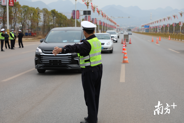 每天高峰期有近300名警力在主要交通路口站崗。