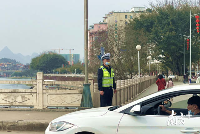 上午7點30分，連州市公安民警吳常超就來到了南門橋頭，開始了一天的交通路口站崗工作。