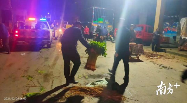 清理亂擺亂賣，營造良好環(huán)境。