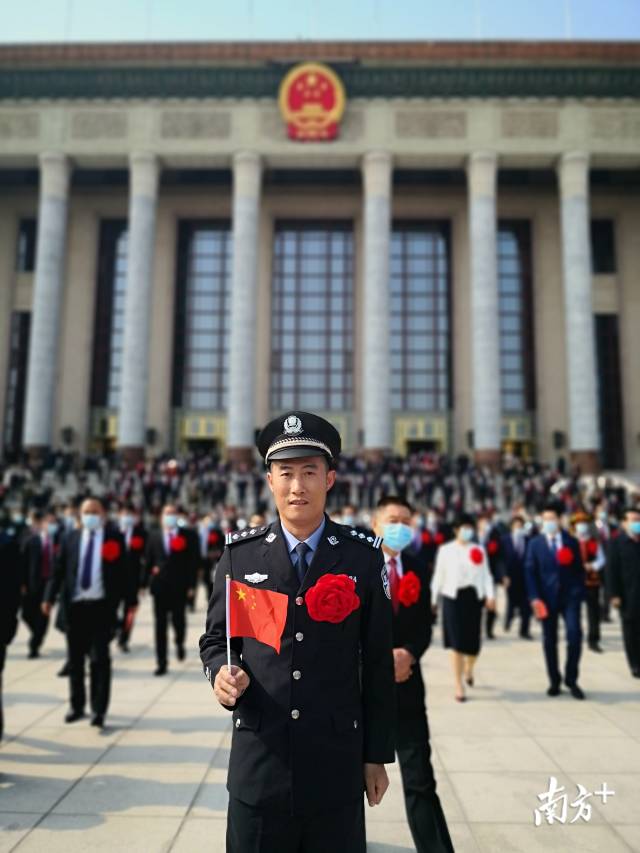 連州市瑤安鄉(xiāng)大營村駐村第一書記兼扶貧工作隊隊長、清遠市公安局交警支隊高速七大隊教導(dǎo)員黃智勇獲授“全國脫貧攻堅先進個人”稱號。圖片由受訪者提供