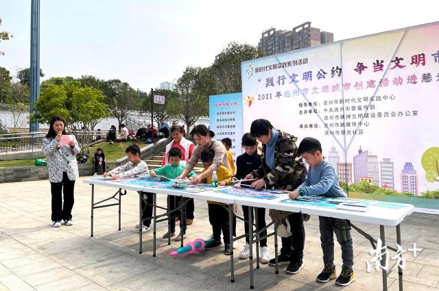 孩子們參與文明拼圖趣味游戲。段燦 攝