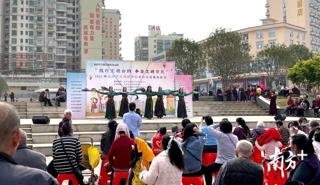 3月14日，連州開展“踐行文明公約，爭當文明市民”主題2021年連州市文明城市創(chuàng)建活動走進社區(qū)活動。段燦 攝