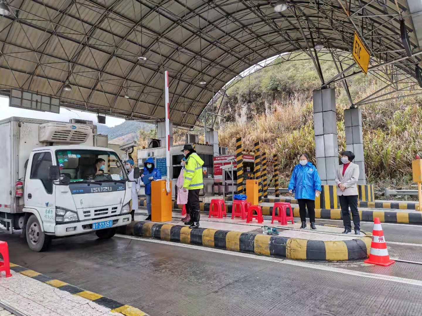 水足塘檢查站：值守人員對(duì)過往車輛、人員進(jìn)行排查