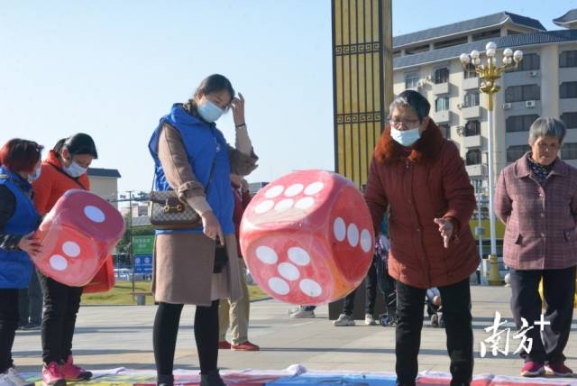 交通安全飛行棋游戲區(qū)。張曉欣 攝