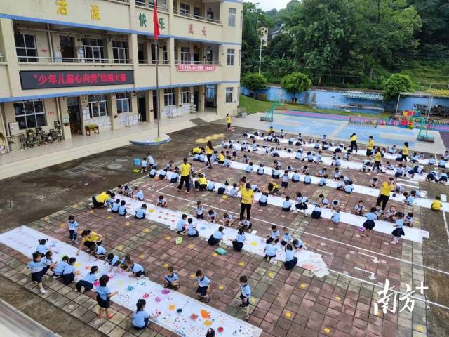 九陂鎮(zhèn)中心幼兒園開展“少年兒童心向黨”主題繪畫大賽。