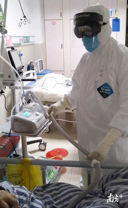 在監(jiān)利縣中醫(yī)院重癥病房工作的曾慧。