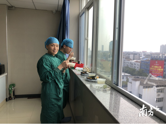 在走廊中就餐。