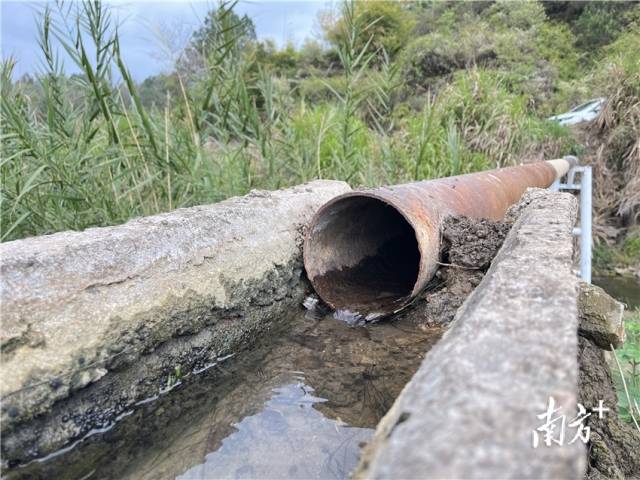 連接兩岸的跨河水渠。