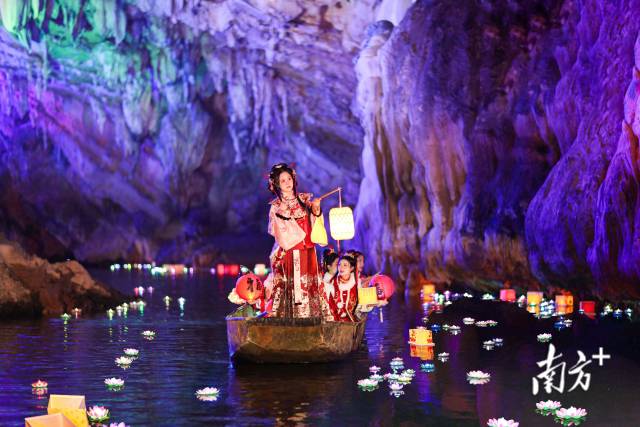 連州連續(xù)5年入選全國縣域旅游發(fā)展?jié)摿Π偌芽h，圖為連州地下河景區(qū)。