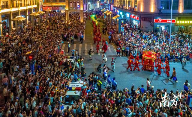 2024年，連州全市接待游客量、旅游收入比2022年分別激增126.47%、177.54%。圖為連州旅游文化季萬人空巷。丘貴星 攝