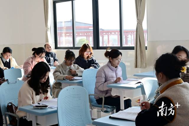 高二語文評課研討現(xiàn)場。黃瀅 攝