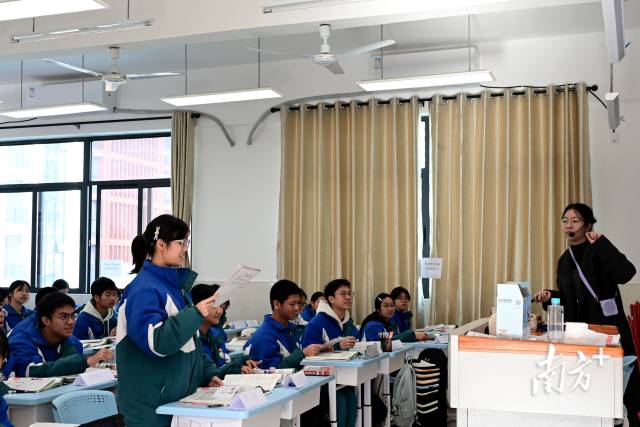 教學(xué)展示上，同學(xué)積極回答授課老師問題。黃瀅 攝