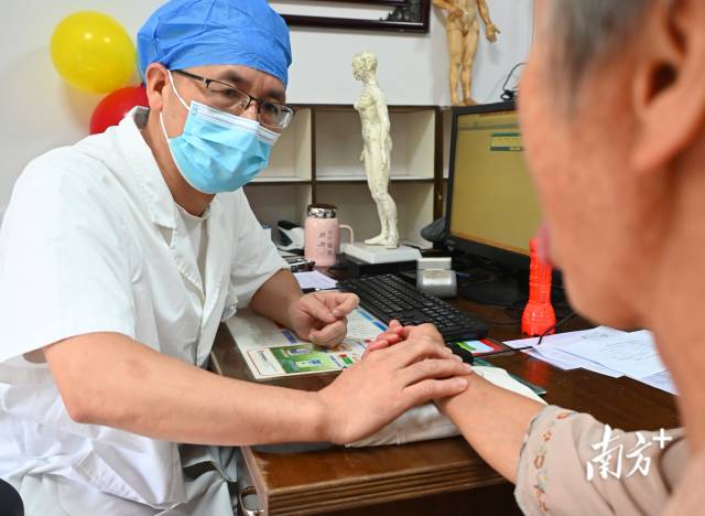 連州公立醫(yī)療機(jī)構(gòu)實(shí)施一次掛號管三天。黃津 攝