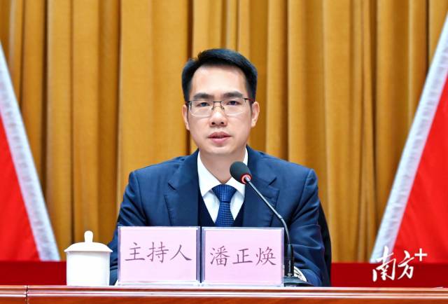 連州市委書記潘正煥代表市委常委會(huì)作報(bào)告。黃瀅 攝