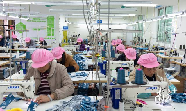 安尼歐服飾項(xiàng)目讓村民實(shí)現(xiàn)家門口就業(yè)。