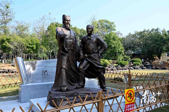 《區(qū)澤拒賞》雕像傳遞“公生明、廉生威”的廉潔理念。黃瀅 攝