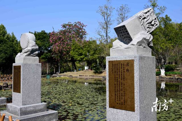 通過(guò)象征正義的法器造型與流水意象，詮釋法治公平公正、滋養(yǎng)萬(wàn)物的本質(zhì)內(nèi)涵。黃瀅 攝