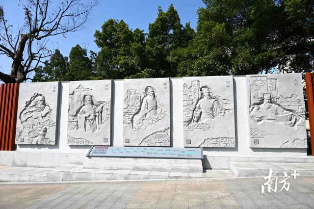 園內(nèi)《法治起源歷史長(zhǎng)卷》浮雕生動(dòng)勾勒從“蚩尤作刑”“皋陶造律”到現(xiàn)代法治建設(shè)的演進(jìn)歷程。黃瀅 攝