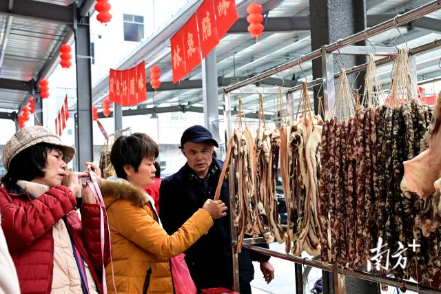 顧客挑選臘味。黃瀅 攝