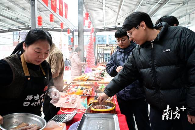 現(xiàn)場(chǎng)可免費(fèi)品嘗臘味。黃瀅 攝