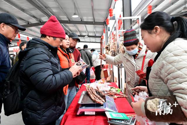 市民游客購(gòu)買臘味。黃瀅 攝