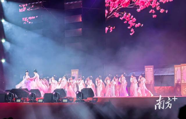 “騏驥迎春?星耀連州”2026連州市迎春晚會(huì)現(xiàn)場。黃津 攝