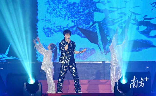 邰正宵攜《心要讓你聽見》《千紙鶴》《九百九十九朵玫瑰》《一千零一夜》等經(jīng)典金曲登場。黃津 攝