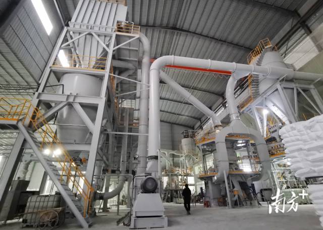 龍坪鎮(zhèn)全力做好新材料工業(yè)園建設(shè)，推動(dòng)非金屬礦加工企業(yè)升級改造。黃津 攝