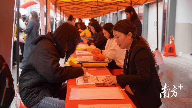 求職者填表遞交資料。