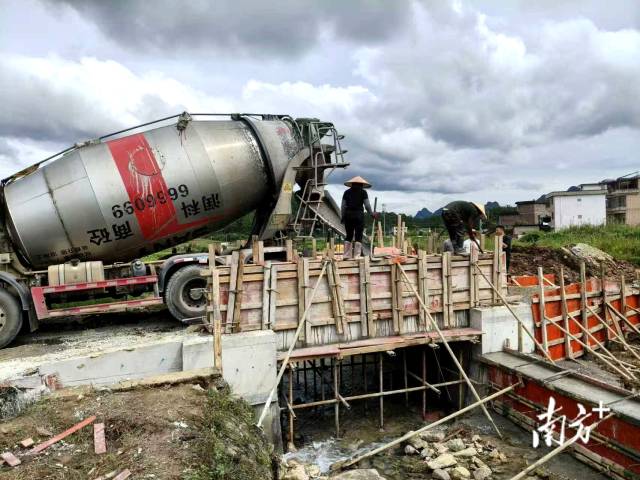 楊梅浪渠系清淤攻堅(jiān)歷時(shí)四個(gè)月。楊鈞著 攝