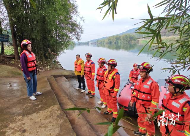 開展防汛應(yīng)急拉練。