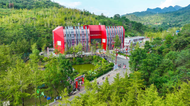 萬(wàn)山朝王國(guó)家石漠公園。梁敏 攝