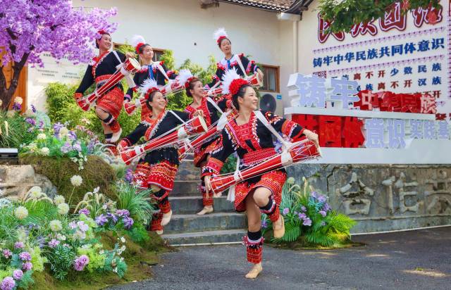 瑤族長(zhǎng)鼓舞。吳彥 攝